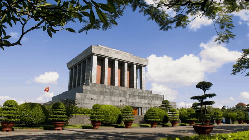 Travel to Ha Noi -  Uncle Ho's Mausoleum 