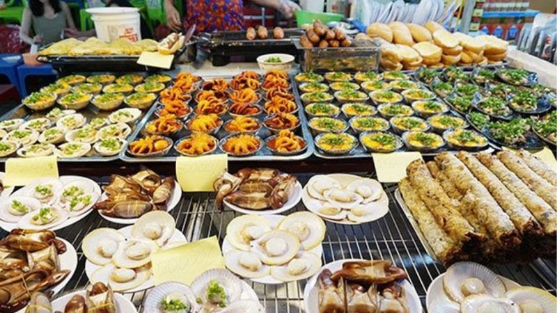 Viet Nam's travel destination - Delicious seafood sold in Phu Quoc night market