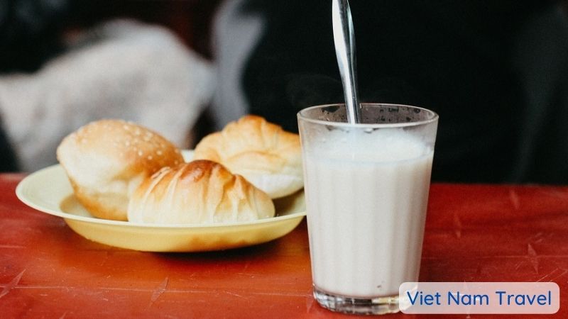Da Lat dishes - Hot Soy Milk and cream puffs
