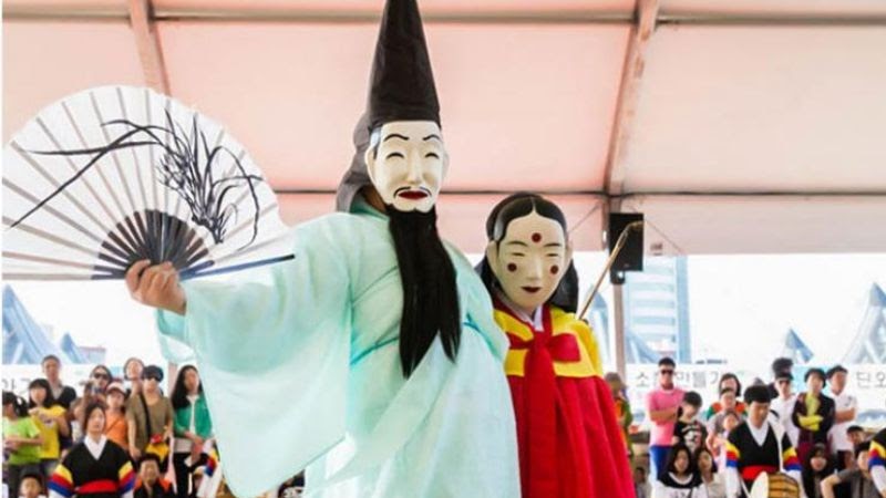 Lễ hội Hàn Quốc - Các nghệ sĩ múa mặt nạ trong lễ hội Gangeung Danoje