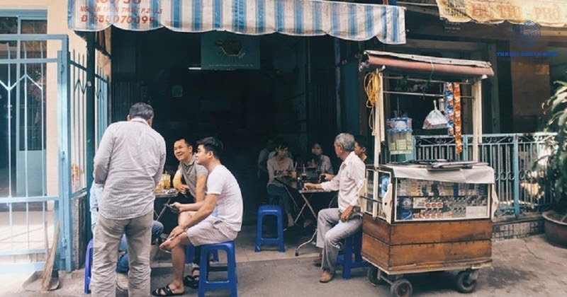 Coming to Saigon - Saigon people love drinking coffee in the early morning