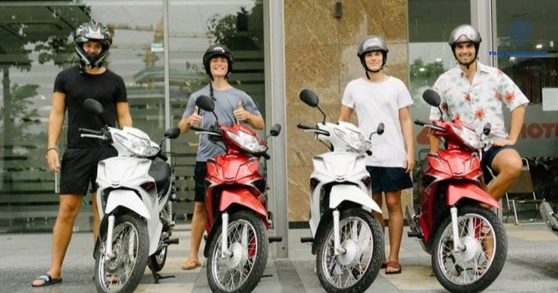 Coming to Saigon - Tourists rent motorbikes to go around Saigon
